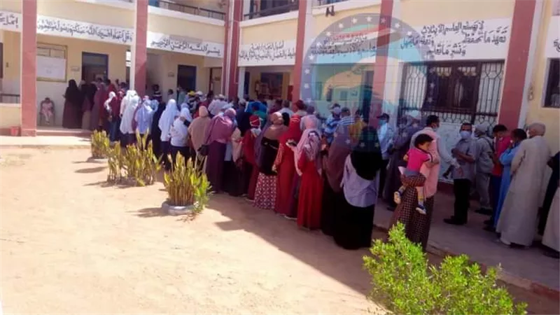 سلاسل بشرية والتزام بالكمامات أمام لجان الانتخاب بالوادى الجديد