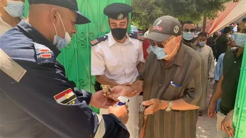 لجان حلوان تلتزم بالاجراءات الاحترازية اثناء اثناء ادلاء الناخبين بأصواتهم ... صور