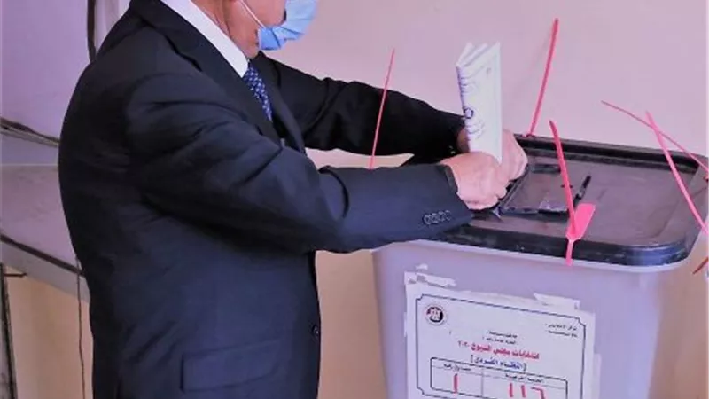 وزير الكهرباء يدلى بصوته فى انتخابات مجلس الشيوخ