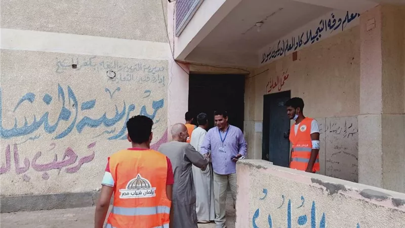 الكوادر الشبابية تستقبل الناخبين للإدلاء بأصواتهم فى انتخابات مجلس الشيوخ