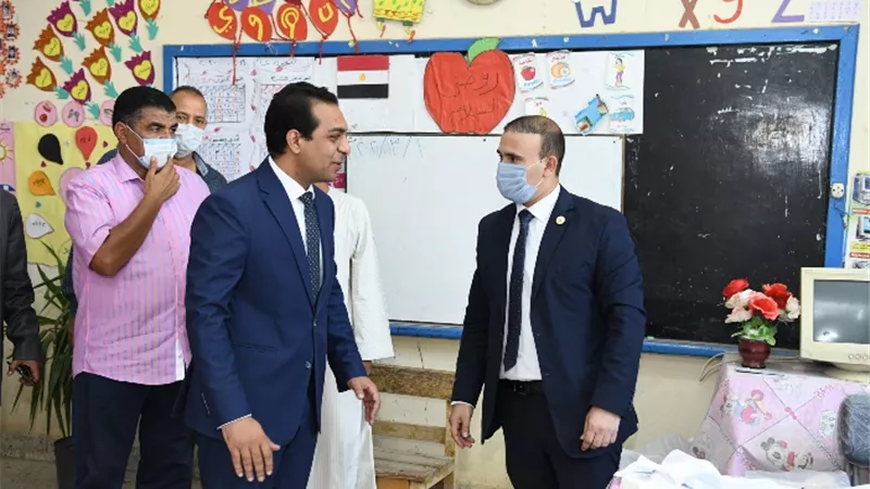 نائب محافظ قنا يتفقد عددا من اللجان الانتخابية ويلتقى بالمواطنين
