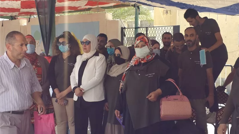 مجلس الشيوخ ..تجمعات حاشدة لكبار السن والسيدات امام المقار للادلاء بأصواتهم فى 15مايو ... صور
