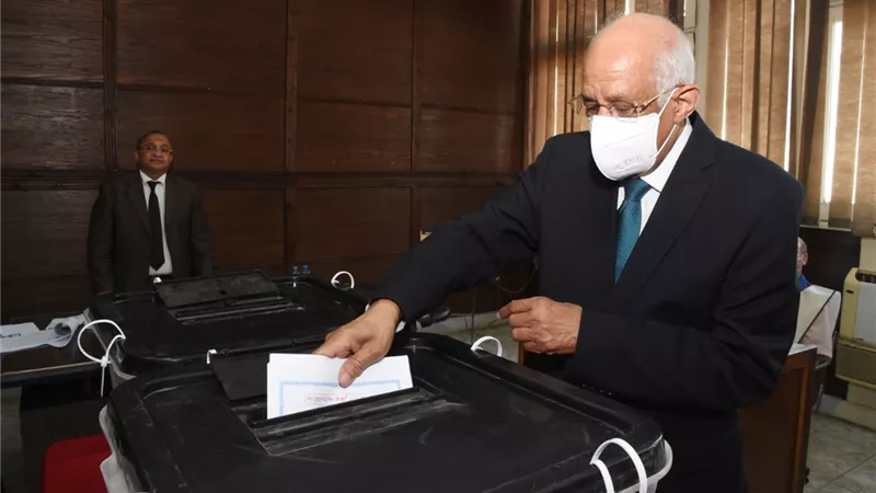 علي عبد العال يدلي بصوته في انتخابات مجلس الشيوخ بالقاهرة