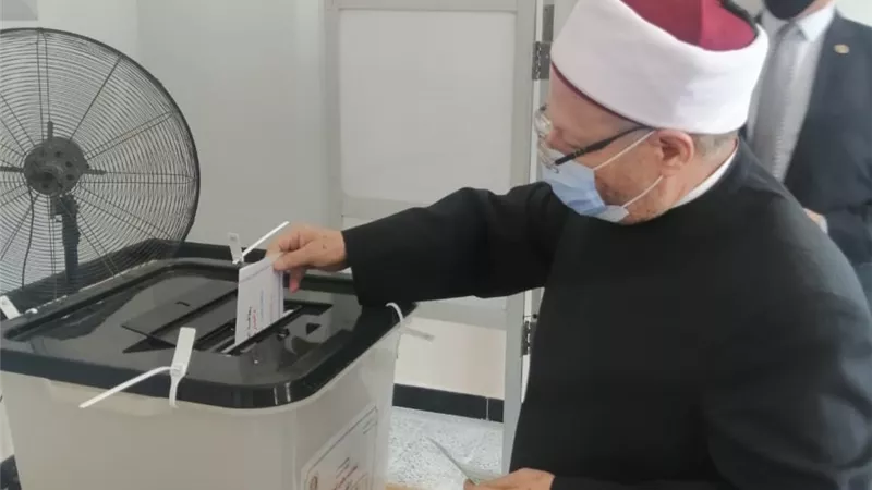 مفتي الجمهورية عقب التصويت في انتخابات مجلس الشيوخ: أدعو الجميع للمشاركة الفعالة لنعبر بمصر