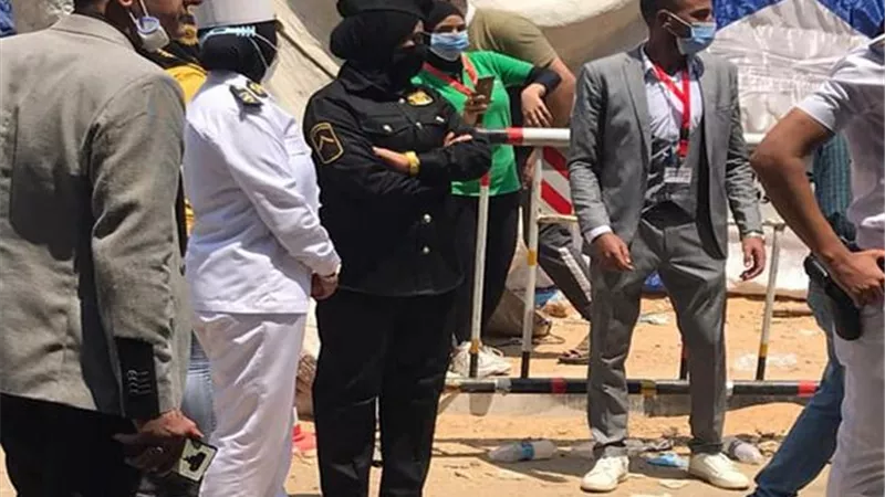 الشرطة النسائية تسهم في تأمين انتخابات مجلس الشيوخ .. صور