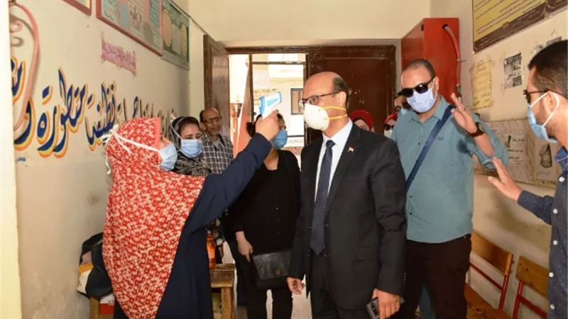 نائب رئيس جامعة أسيوط يدلى بصوته فى انتخابات مجلس الشيوخ 2020 .. بالصور