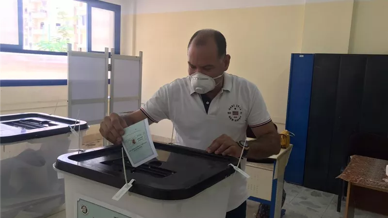 نشأت الديهي يدلي بصوته في إنتخابات الشيوخ 
