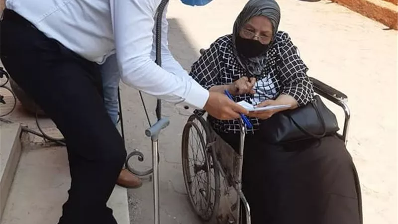 رجال القوات المسلحة والشرطة يقدمون المساعدة لذوي الاحتياجات الخاصة للادلاء بأصواتهم