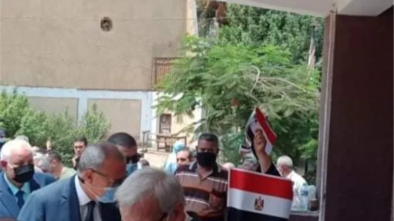 مرشحو الشيوخ يدفعون بسيارات لنقل الناخبين بالقليوبية.صور