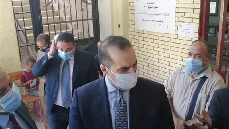 أيمن أبو العلا يدلي بصوته.. ويؤكد الإجراءات الاحترازية على أعلى مستوى
