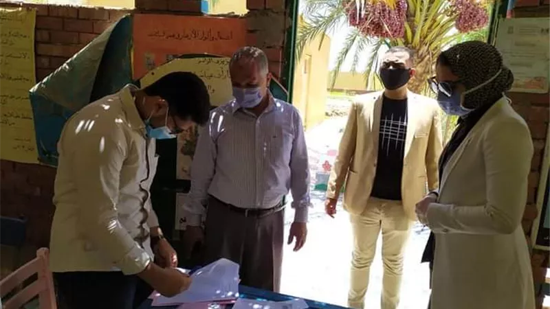نائب محافظ الوادى الجديد تتفقد لجان الداخلة للاطمئنان علي سير العملية الانتخابية