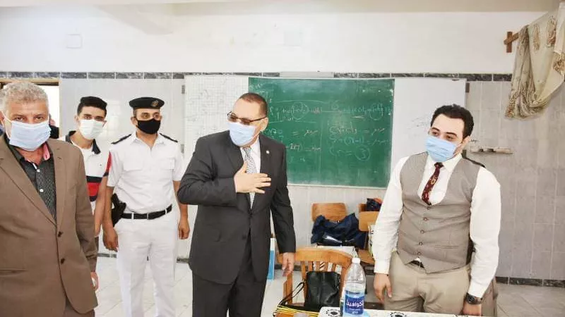 محافظ الشرقية يواصل جولاته التفقدية بلجنتي مدرسة الشهيد السيد فتحي جمعان الثانوية بنات ومعهد هربيط بأبوكبير