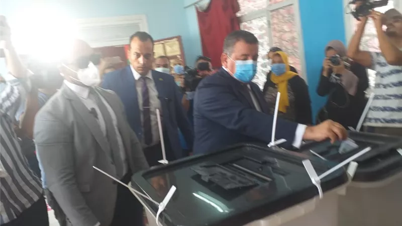 وزير الدولة للإعلام يدلي بصوته في إنتخابات الشيوخ