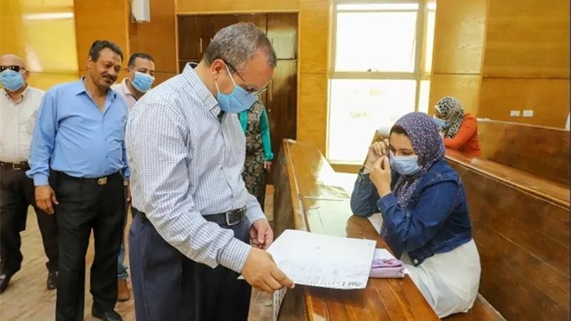 رئيس جامعة السويس يتفقد اختبارات القدرات لشعبة التربية الفنية بكلية التربية