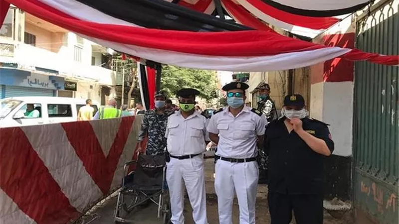 رجال الشرطة يتابعون الإجراءات الاحترازية بانتخابات مجلس الشيوخ ..
