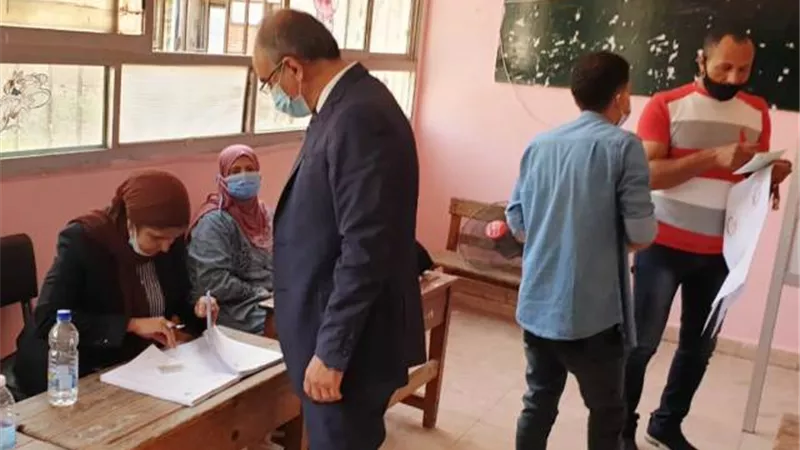 رئيس جامعة الزقازيق يدلى بصوته فى انتخابات مجلس الشيوخ.. بالصور