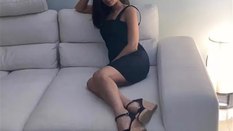 بالأسود .. لمياء كرم تشارك جمهورها إطلالة رقيقة