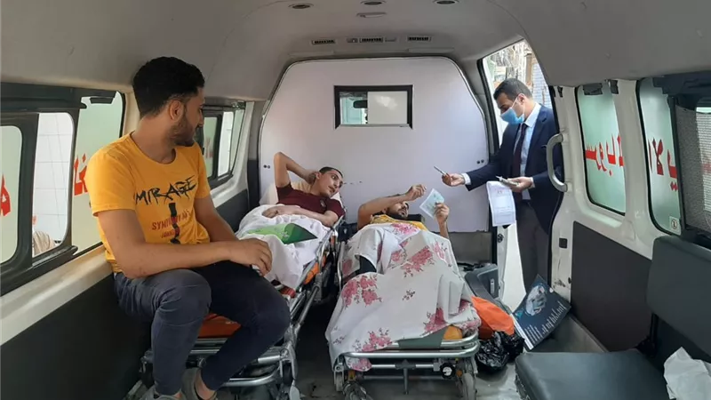لقطة اليوم .. مريض يصر على الادلاء بصوته داخل سيارة اسعاف