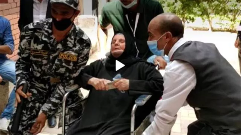 بالفيديو والصور .. لفتات إنسانية لأمن القاهرة امام اللجان مع كبار السن وذوى الاحتياجات
