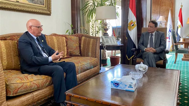 رئيس بعثة الجامعة العربية يلتقي رئيس المجلس الأعلى لتنظيم الإعلام