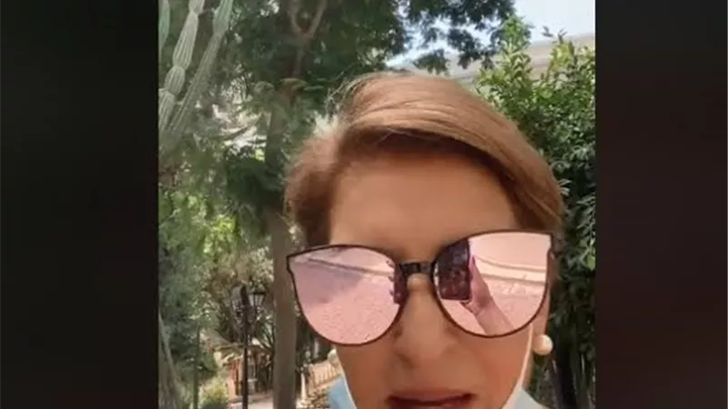 ليلى عز العرب خلال ادلاء بصوتها 