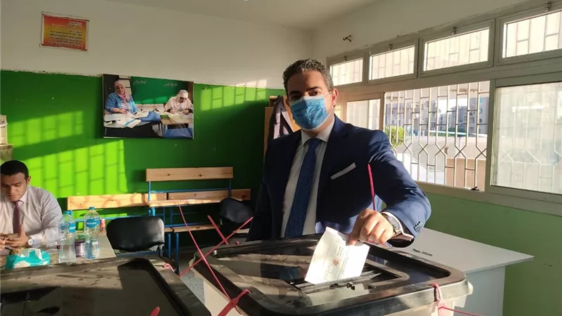 نقيب الاعلاميين يدلي بصوته في انتخابات الشيوخ