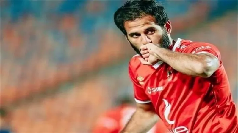 مهاجم الأهلى يحتفل بعيد زواجه.. صور