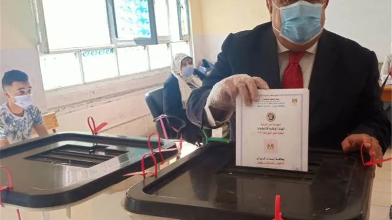 رئيس جامعة حلوان يدلى بصوته فى انتخابات مجلس الشيوخ.. بالصور