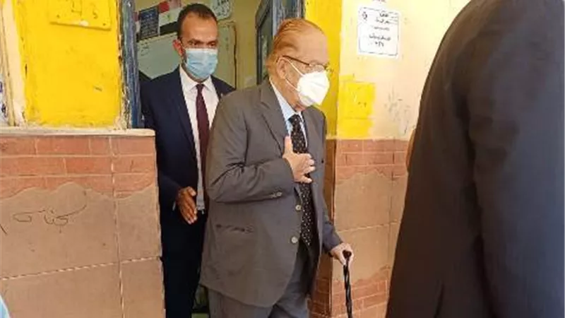 كمال الجنزورى يصوت بانتخابات الشيوخ فى لجنة بمصر الجديدة