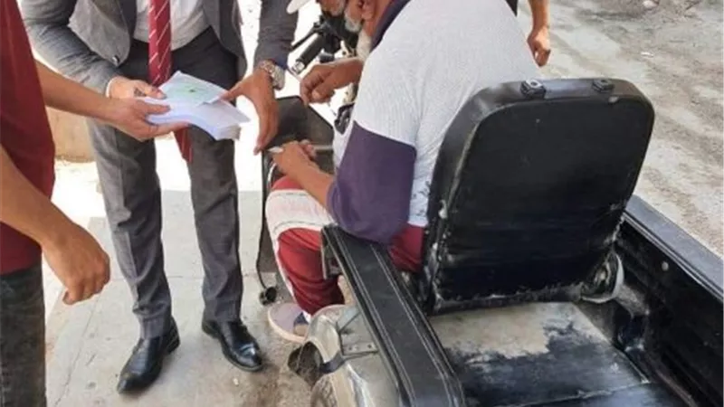 رئيس لجنة يخرج لمساعدة مسن على التصويت في انتخابات الشيوخ بالإسماعيلية
