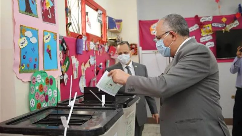 وزير الرى يشارك فى انتخابات مجلس الشورى 2020