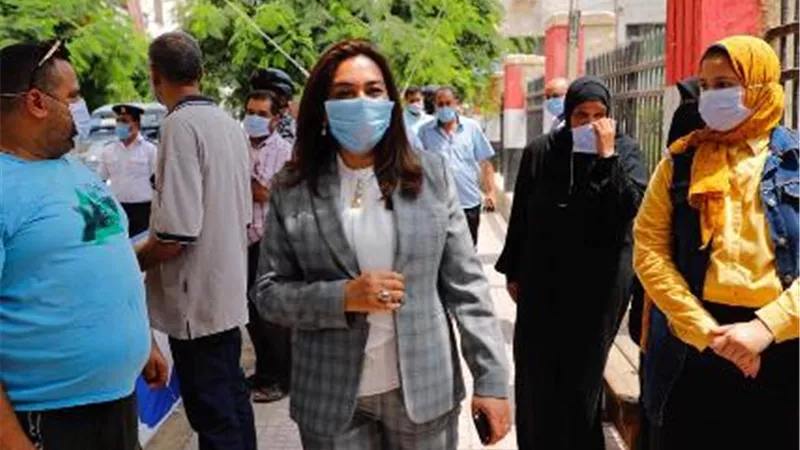 الشيوخ 2020 الإقبال في قرى المرشحين بدمياط والمحافظ تلتقط صورا تذكارية مع الناخبين