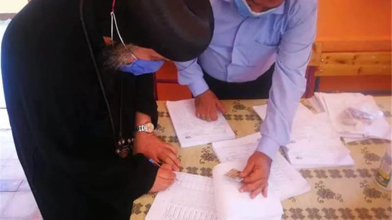 أسقف السويس يدلي بصوته في انتخابات الشيوخ2020 .صور