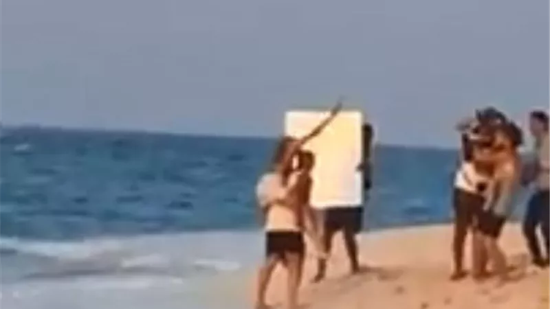 عمرو دياب يحمل دينا الشربينى على البحر .. صور
