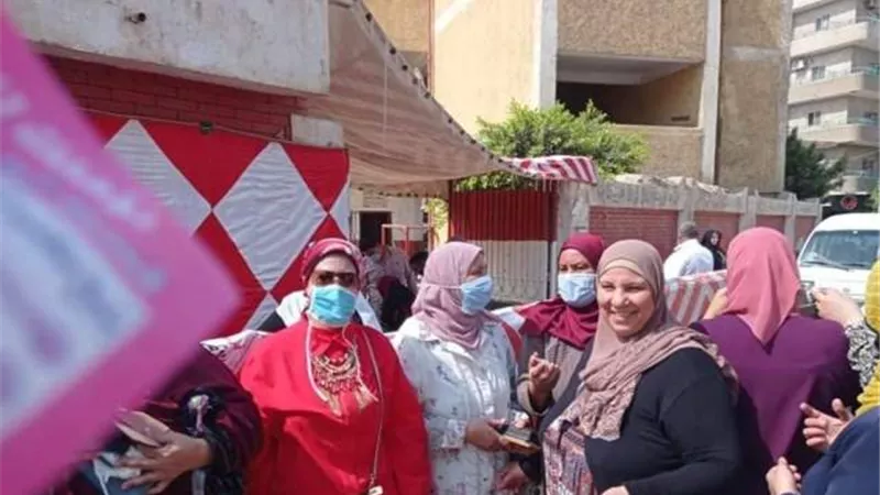 إقبال كثيف من السيدات للمشاركة في إنتخابات الشبيوخ بالقليوبية .صور