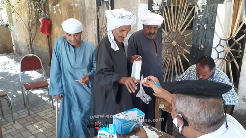 الكمامة والقفازات طريق وصول الناخبين بأسوان إلي الجان وإقبال متزايد عن اليوم الأول فى المشاركة الإنتخابية