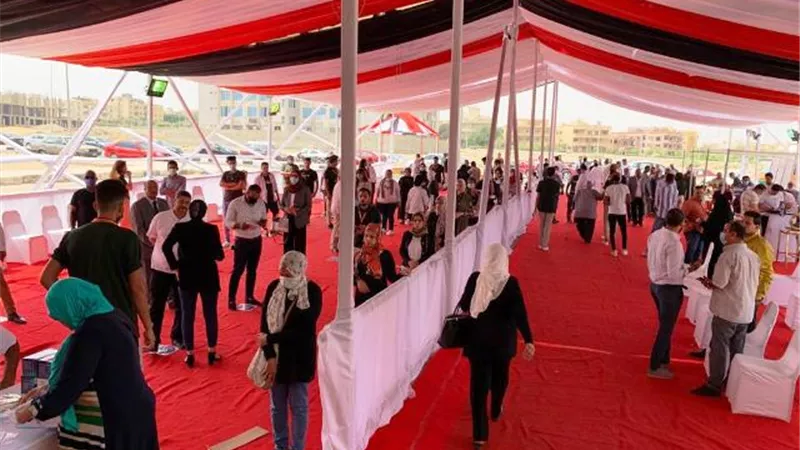 إقبال كثيف من سكان مدينة الشروق على لجان انتخابات مجلس الشيوخ.. بالصور