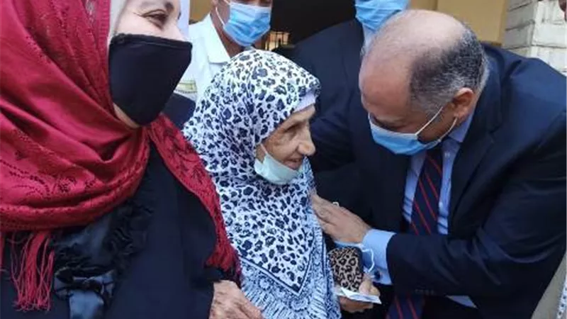القصبى يتفقد لجان الشيوخ بمسقط رأسه في طنطا وأهالي يستقبلونه بالزغاريد رافعين صور الرئيس السيسي.صور