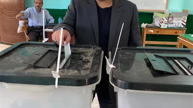 عادل عبده يدلى بصوته فى انتخابات مجلس الشيوخ برفقة زوجته.. صور