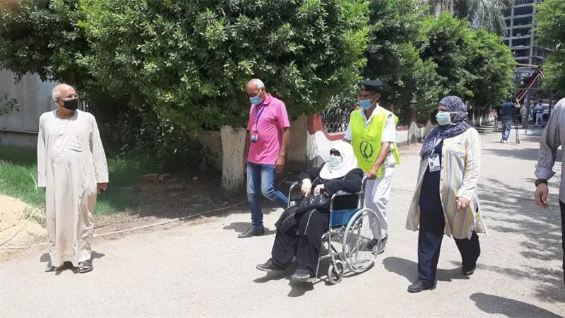 قومى المرأة بالمنوفية يستجيب لشكوى مسنة وزوجها للإدلاء بصوتهما فى إنتخابات مجلس الشيوخ.. صــــــور