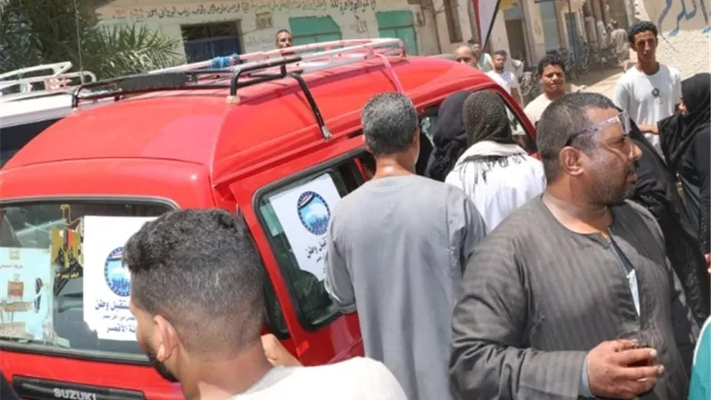 المكرمة من الرئيس فتاة التروسيكل تنقل الناخبين للجان الشيوخ مجانا .صور