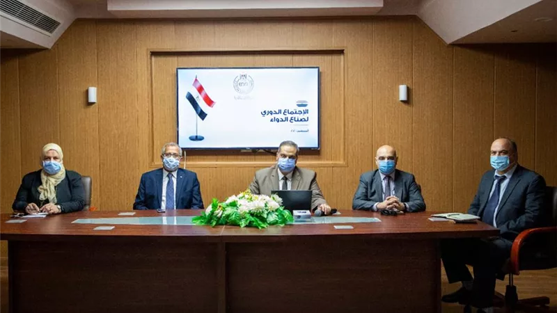رئيس هيئة الدواء يبحث سبل تطوير صناعة الدواء مع ممثلي الصناعة