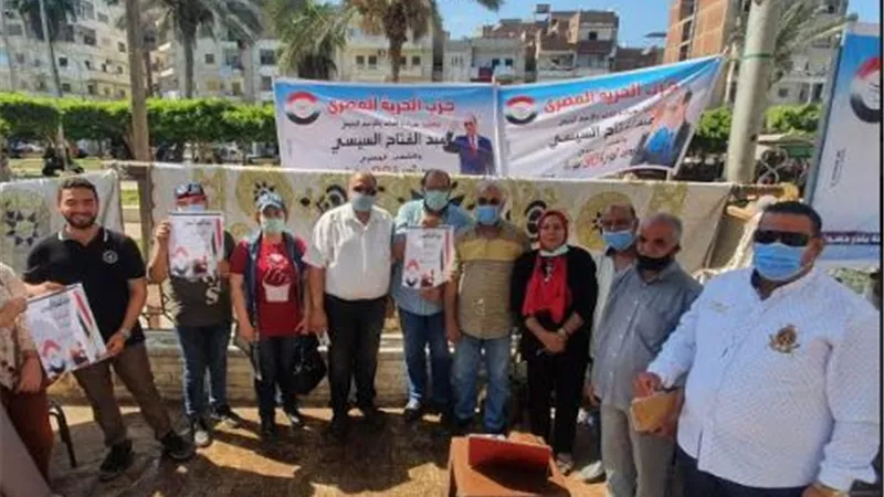 الحرية المصري بدسوق يوزع الكمامات والمطهرات على الناخبين