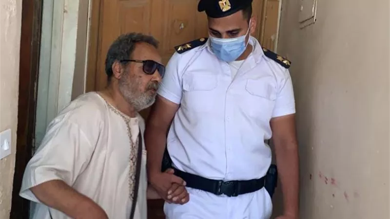 أمن القاهرة يلبى إستغاثت مواطن كفيف يرغب فى الإدلاء بصوتة