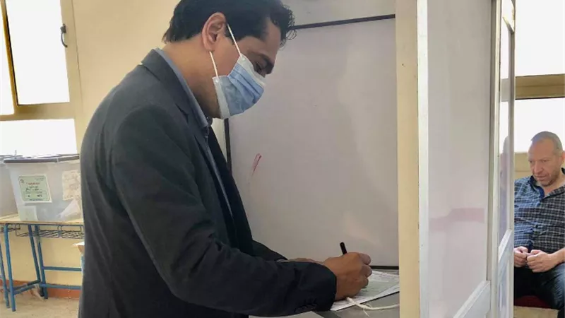 مقرر مشروع علاج الصحفيين يدلي بصوته في انتخابات مجلس الشيوخ