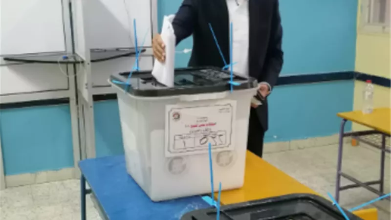 رئيس اتحاد الصناعات المصرية يدلى بصوته في لجنته بمدرسة القرية السياحية الأولى