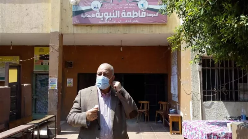 رئيس شركة مترو الأنفاق يدلي بصوته بإنتخابات مجلس الشيوخ المصري