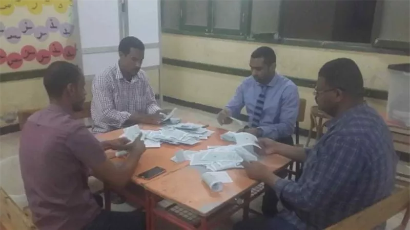 اللجنة العامة بأسوان تتلقى نتائج فرز الأصوات بقاعة عروس النيل