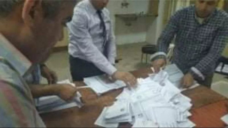 (الجمهورية اون لاين ) ترصد عمليات الفرز صناديق انتخابات الشيوخ بسوهاج - المؤشرات الاولية فوز اللواء مجدى القاضى – وعبد الحكيم العش