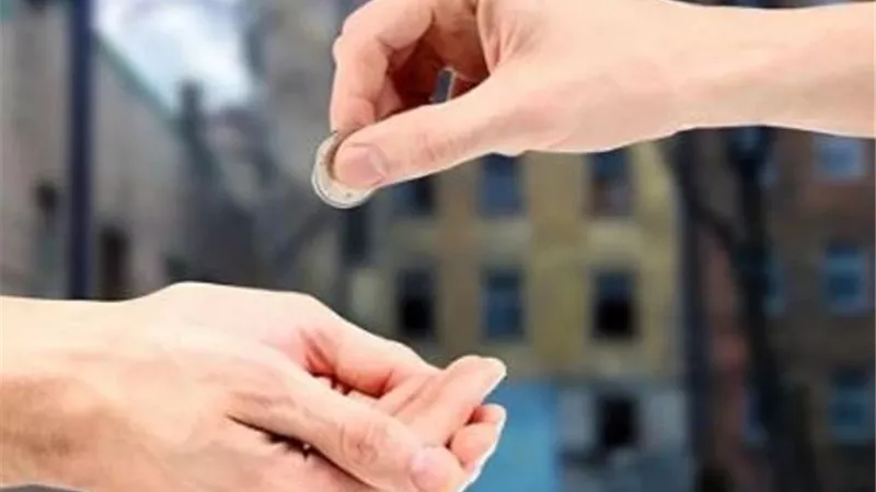 هل تحتسب الصدقة على الوالدين من زكاة المال